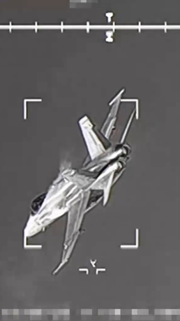 Un Rafale "détruit" un F-35 américain lors d'un exercice 🛩️ 🇫🇷 L'Armée de l'air française a dévoilé des images inédites de l'exercice militaire de l' #Otan organisé en juin. Un exercice retient l'attention : on y voit un Rafale affronter un F-35 américain dans les airs