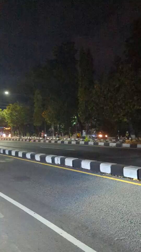 [Breaking News] 18:30 info orang baku pukul deket perempatan lampu merah upn, senggolan motor kena hp nya di stang, trus ga terima. akhirnya turun dr motor. awalnya sampe ketengah jalur cepat, tapi misahin dulu baru kevideo. pas udh dipinggir, ditinggal, malah baku pukul lagi (jambekerah)