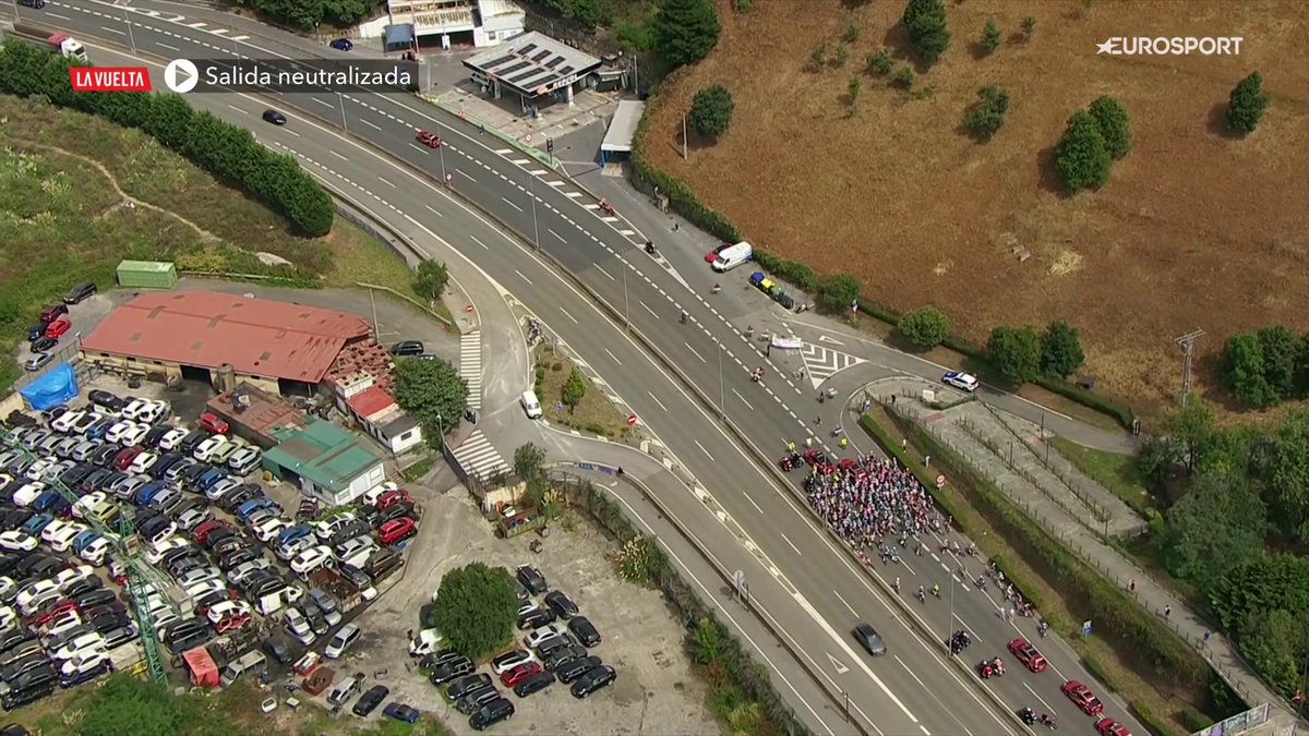 Unos manifestantes obligan a detener la carrera momentáneamente en la salida neutralizada. #LaVuelta25