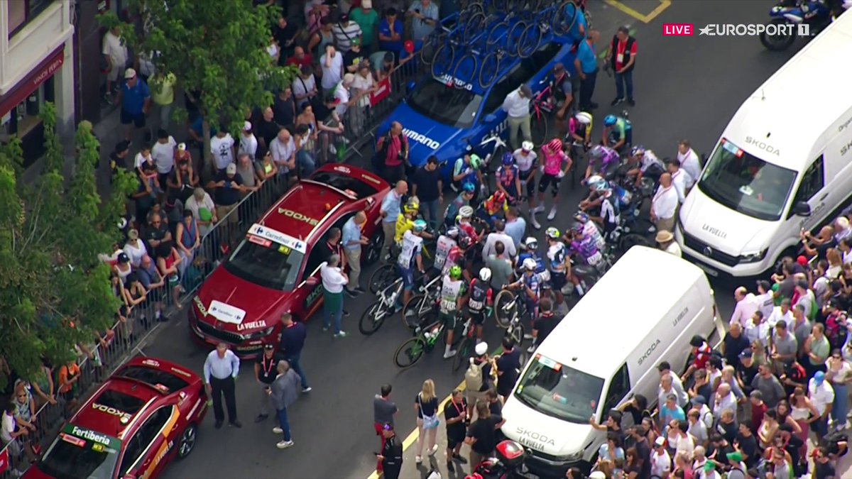 Salida de La Vuelta bloqueada a su paso por Enekuri en protesta por el genocidio de Palestina. Los ciclistas están planteando a la organización que el equipo Israel sea retirado ya de la carrera: