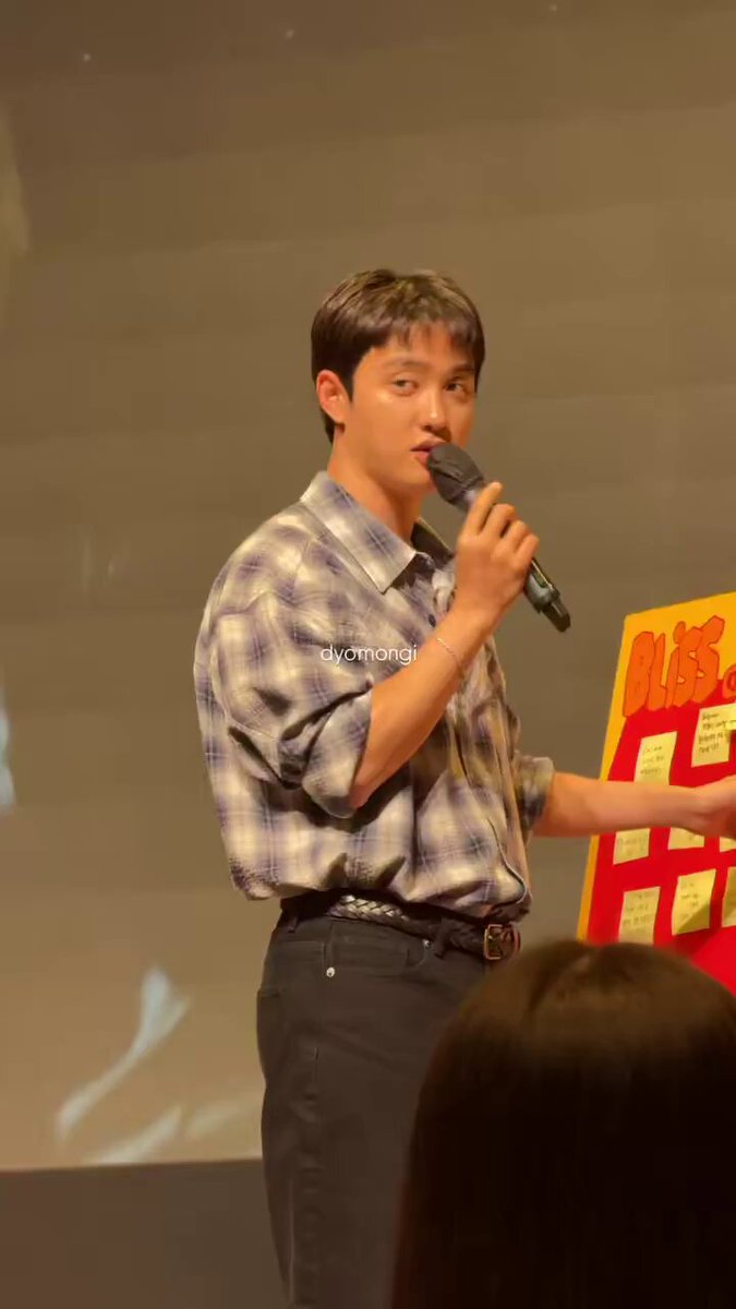 🐧; i know the song, but i don't know the lyrics. Golden is a super famous song, you know. (Singing the melody of Golden). I only know this much. So, just that far. Kyungsoo only sang the melody of Golden but it sounded so good!!!! 🥹 ©️ dyomongi