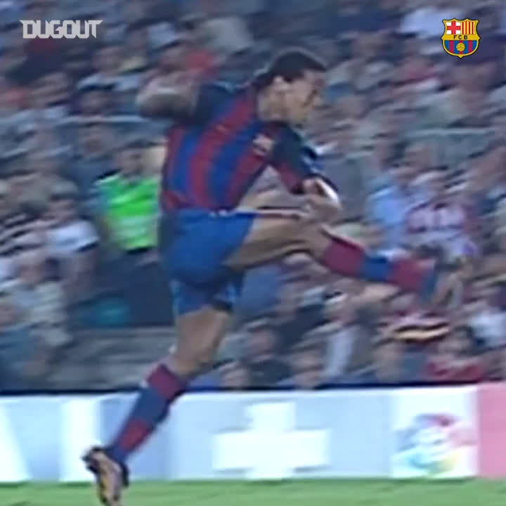 🔙 #NesteDia, há 22 anos... 🧙🏽 O bruxo Ronaldinho marcou um golaço na sua estreia como jogador do Barça. O resto é história...e muita magia. 🤙🏾 🇧🇷 #BrasilFCB 🔵🔴