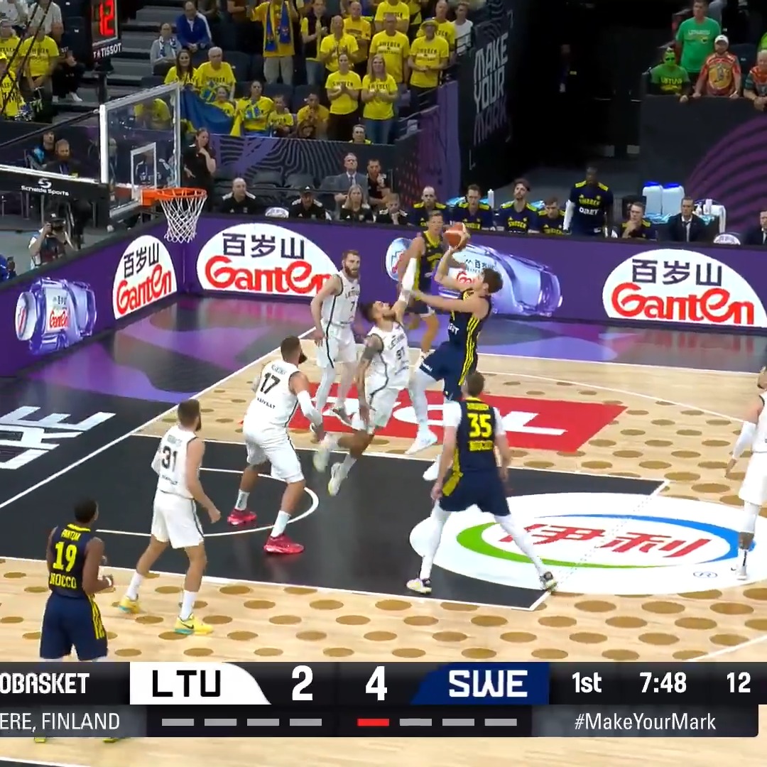 Pelle Larsson already putting on a clinic in Q1 👀 #EuroBasket