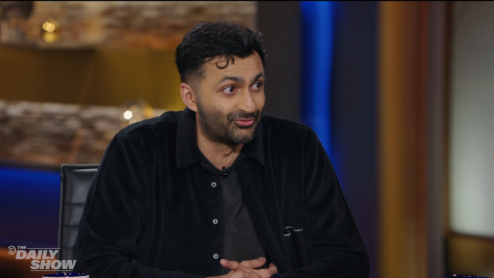 Comedian Nimesh Patel (Nimesh Patel) takes aim at the members of Trump's Indian inner circle: Vivek Ramaswamy, Usha Vance and Kash Patel