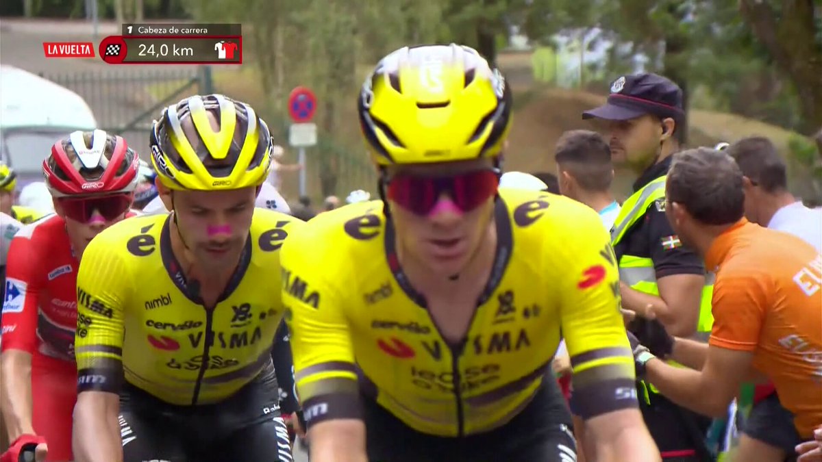 🔥 Buitrago is caught and the favorites test each other before the final climb! ⚔️ ¡Buitrago cazado y los favoritos se miden antes de la última subida! ⛰ 2️⃣ 𝐀𝐋𝐓𝐎 𝐃𝐄𝐋 𝐕𝐈𝐕𝐄𝐑𝐎 1️⃣ 🇬🇧 Ben Tulett - Team Visma | Lease a Bike - 5 p. 2️⃣ 🇧🇪 Victor Campenaerts - Team Visma | Lease a Bike - 3 p. 3️⃣ 🇩🇰 Jonas Vingegaard - Team Visma | Lease a Bike- 1 p. 💙 Loterías del Estado | #LaVuelta25