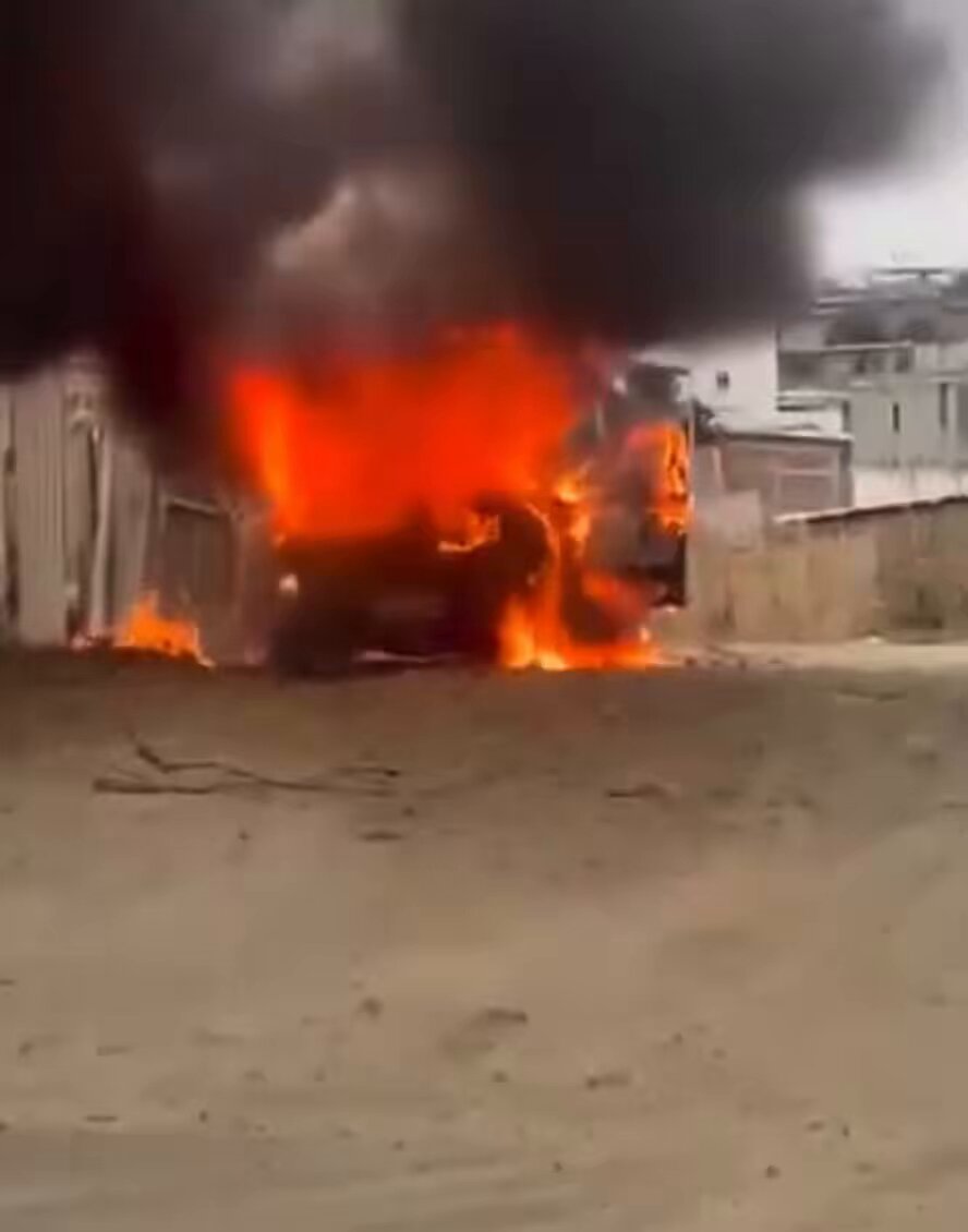 🔥Quemaron las evidencias. Minutos después del asesinato, el vehículo de los sicarios apareció ardiendo en el barrio Jocay. Las llamas borraron huellas, casquillos, rastros. En Manta, ya es un libreto repetido: matar y luego incendiarlo todo, como si el fuego pudiera borrar la memoria del crimen.