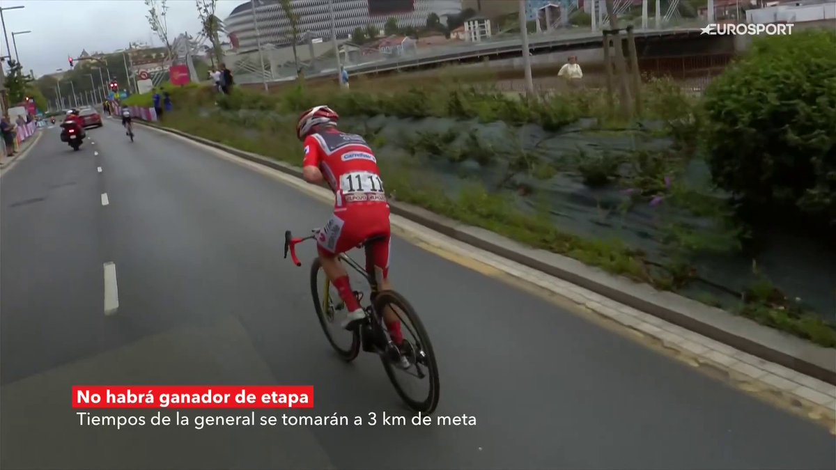 El coche de carrera para a Vingegaard y Pidcock. La etapa en Bilbao concluye sin ganador. #LaVuelta25