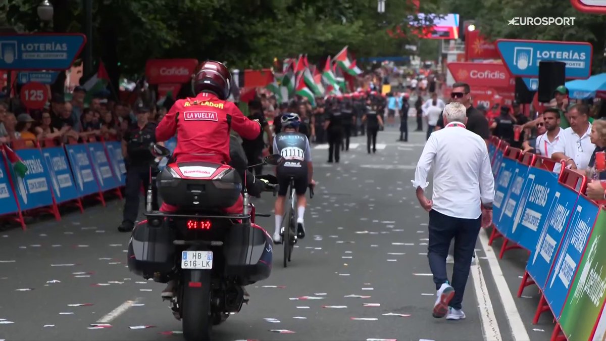 🚴🇪🇸 | Is dit een vorm van protest van Tom Pidcock? De potentiële ritwinnaar rijdt 'gewoon' over de finishstraat. 🤔🤔 #LaVuelta25 📺 Stream koers op HBO Max