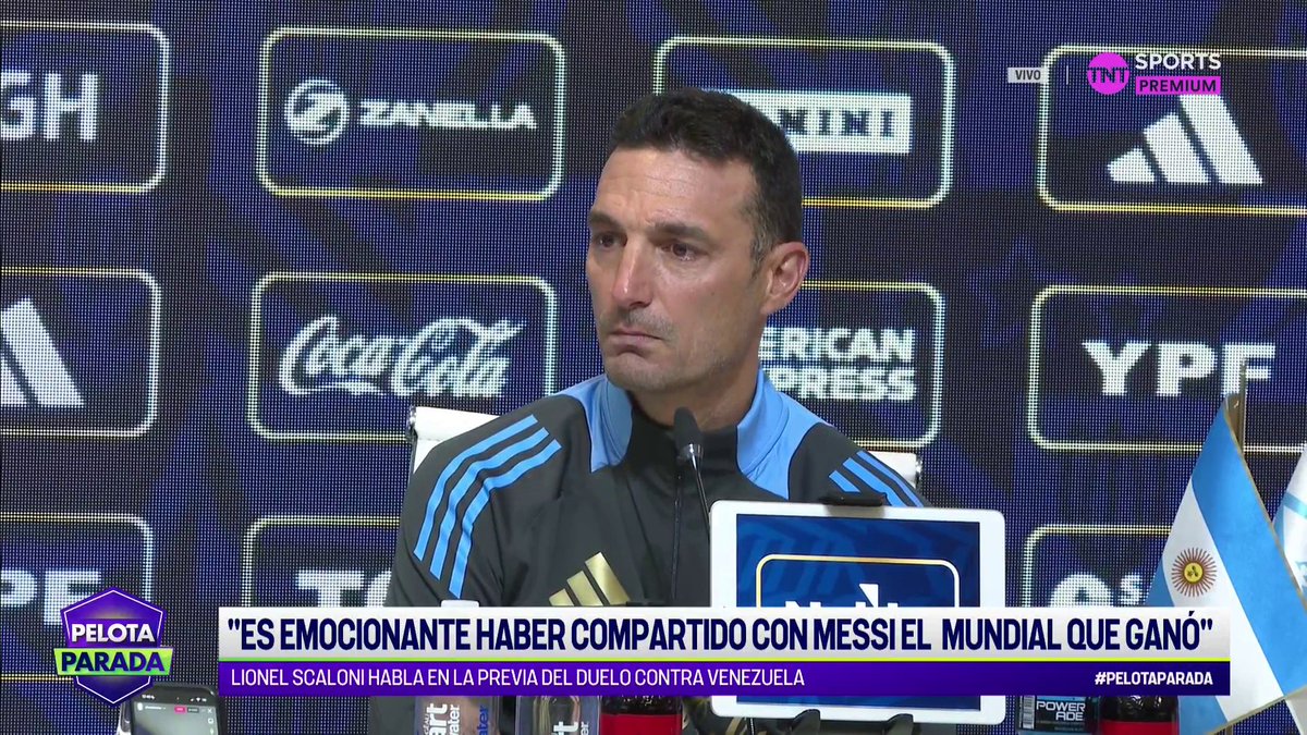 Un periodista se emocionó en la rueda de prensa de Lionel Scaloni, el DT se dio cuenta y recibió un hermoso mensaje: “Me diste la alegría más grande de mi vida”. La cara de Lionel, uf. Momentazo. 🥹❤️