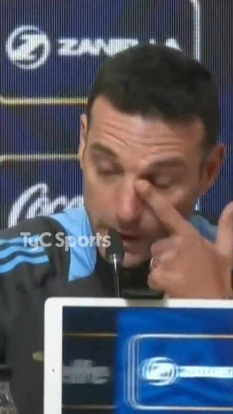 Scaloni respondió sobre si era el último partido oficial de Messi en suelo argentino, un periodista SE EMOCIONÓ e hizo que se quiebre el propio DT. Ufff, qué momento. 🥹🇦🇷