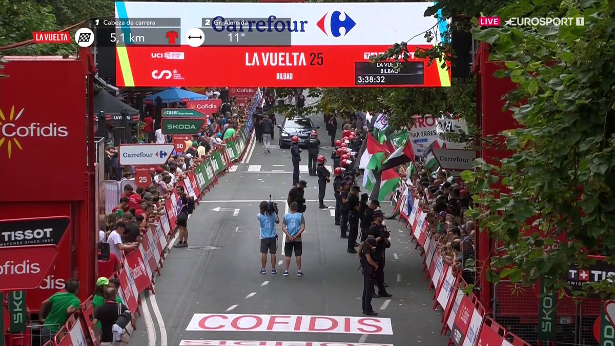 La situación en la meta de Bilbao que ha llevado a la organización a neutralizar la etapa. #LaVuelta25