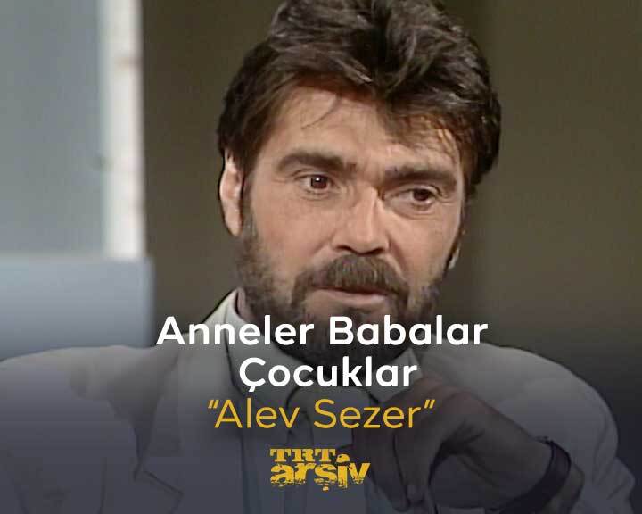 Oyuncu, yönetmen ve seslendirme sanatçısı, on parmağında on marifet bir sanat insanını ailesiyle beraber stüdyomuzda ağırlamak üzere 1989 yılına dönüyoruz. Böylece 27 yıl önce aramızdan ayrılan #AlevSezer’i yakından tanıma fırsatı yakalıyoruz. 🎭