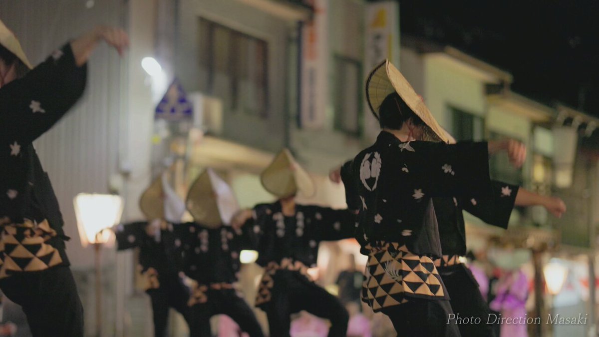 西新町の男踊り 男性の「かかし踊り」は体幹がしっかりしてないとグラつくことがありますが西新町は流れるように踊りますね 今夜、富山市八尾町で撮影