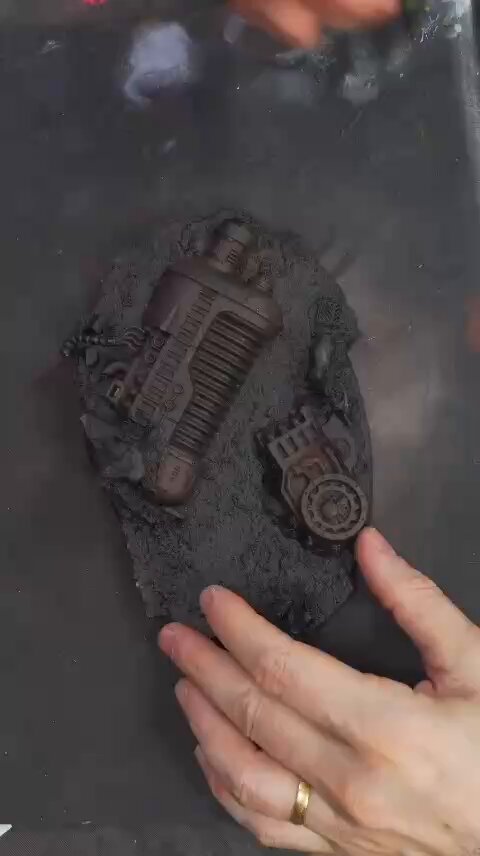 Painting process of the power generator and base of the Cerastus Knight. A bit of pew-pew is always cool to create ambiance. The decals of the signals are from the Krieg box. #warhammer40k #warhammer #gamesworkshop #paintingwarhammer #warhammercommunity