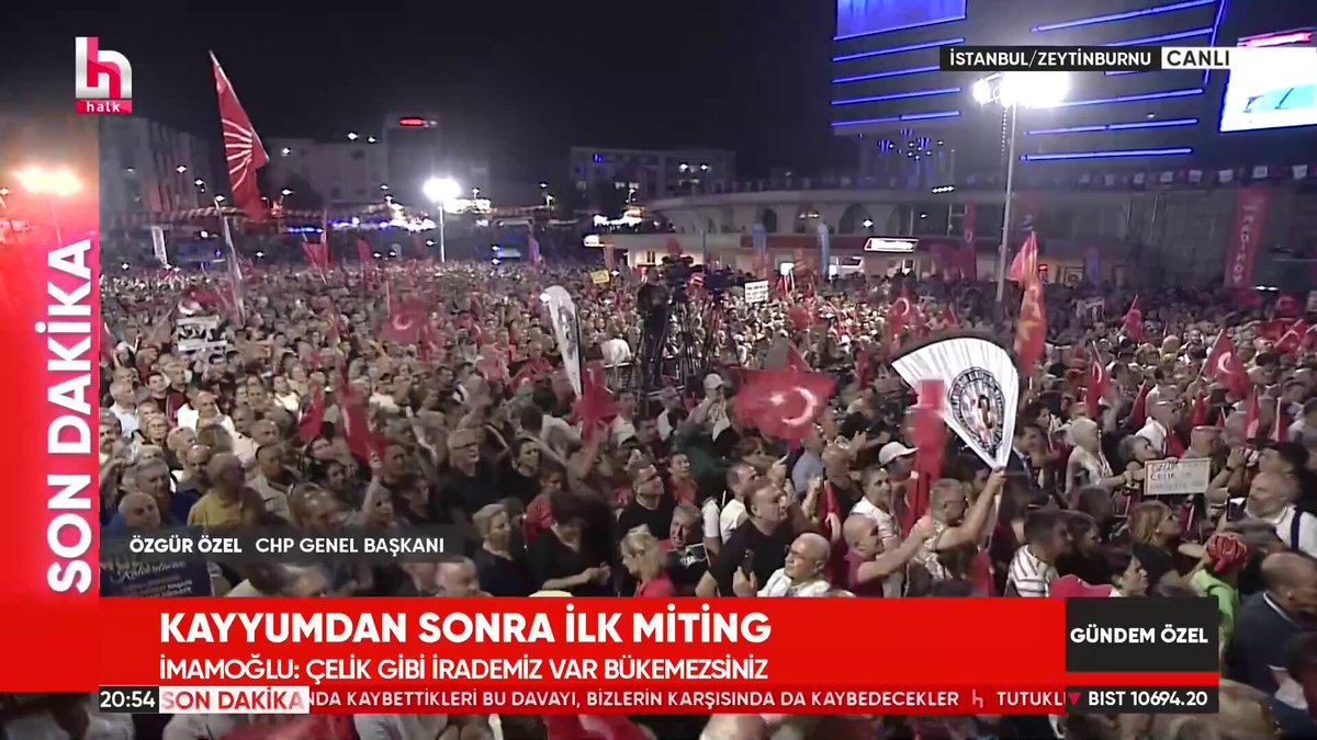 Özgür Özel, Bedri Rahmi Eyuboğlu'nun "Marifet" şiirini okudu! 💬 "Marifet hiç ezilmemek bu dünyada Ama biçimine getirip ezerlerse Güzel kokmak Kekik misali Lavanta çiçeği misali Fesleğen misali Itır misali İsâ misali Yunus misali Tonguç misali Nâzım misali..." 💬 "...Ekrem misali güzel kokmak mesele"