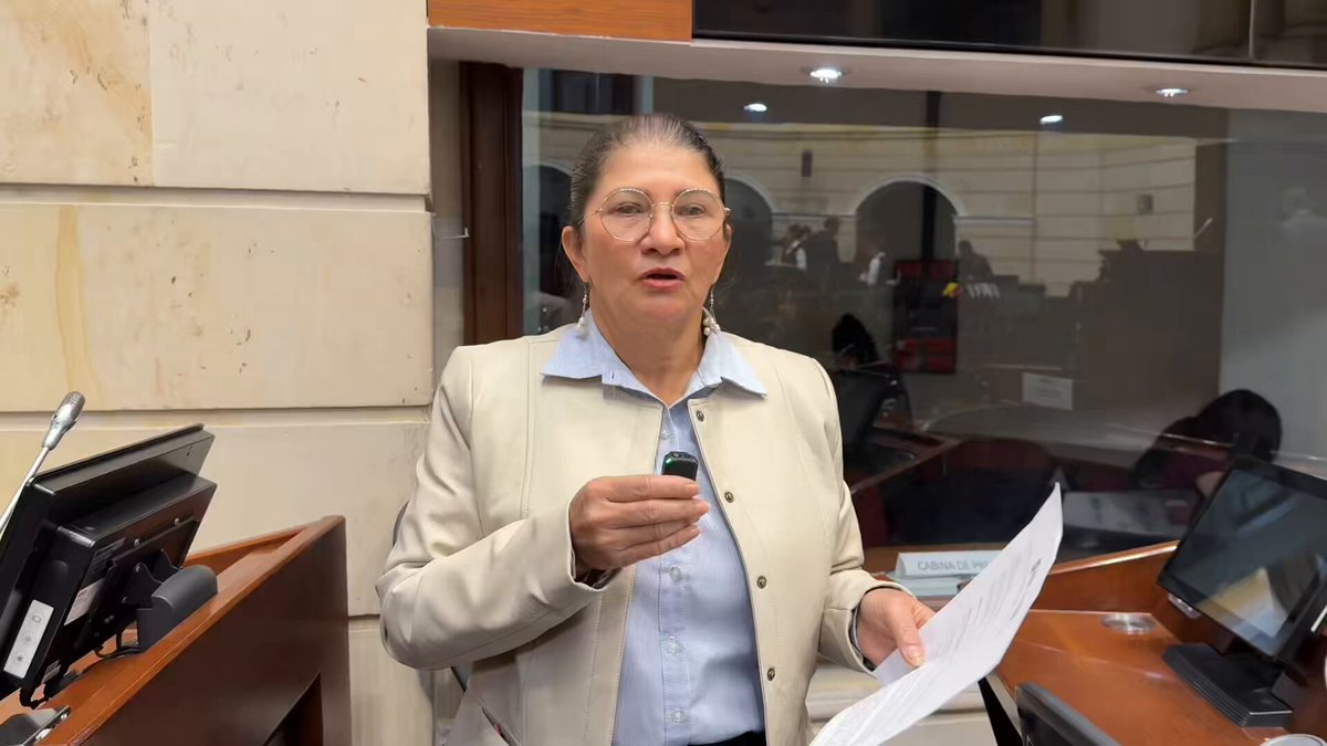 URGENTE. He radicado un oficio ante la mesa director del Senado de la República 🇨🇴 DENUNCIANDO la violación a mi intimidad por parte de una persona que desde la “pecera” del recinto del Senado me grabó sin mi autorización y filtró el video a la precandidata Vicky Dávila. No tengo nada que esconderle al país. Mi conversación con un colega del Senado nada tiene que ver con lo ocurrido hoy. Exijo respeto y garantías. Compulsare copia a la Fiscalía Colombia para que se investigue este hecho de hostigamiento, persecución y violacion a los derechos fundamentales y para que se conozca ¿por qué se lo envían a la precandidata presidencial?