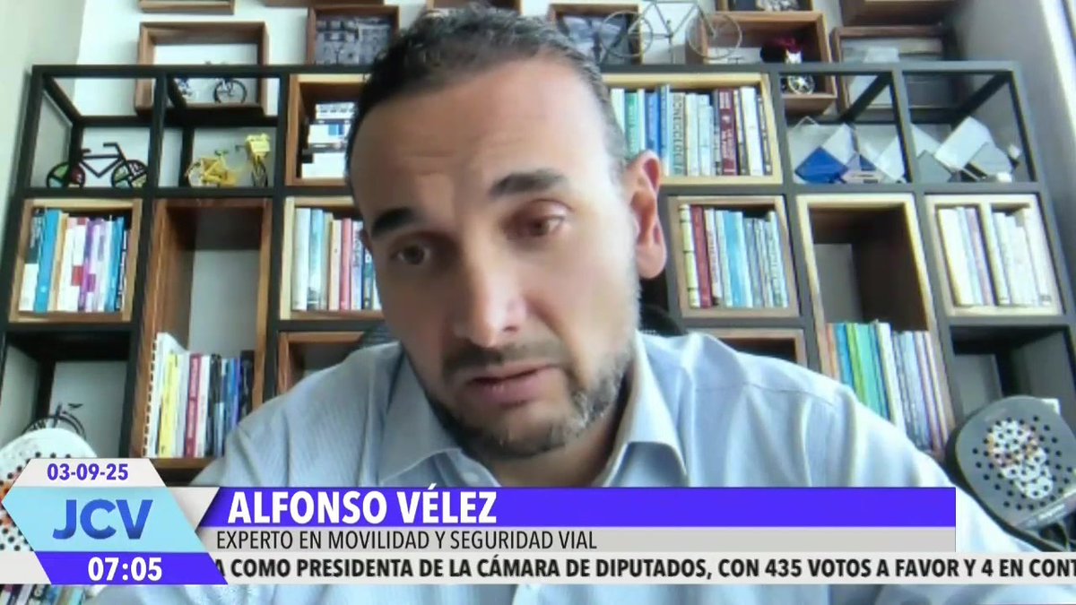 En #Puebla, el parque vehicular crece sin freno: 200 mil autos más en un año significan más #tráfico, #contaminación y accidentes. Expertos advierten: la solución no es sumar coches, sino exigir transporte público eficiente y #seguro. 🚦🌍 Información: Manuel Herrera Badillo.