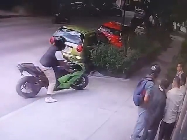 #Video | 🚨🔴La vi0l3ncia no da tregua en la CDMX. Cinco hombres que caminaban por la calle Providencia, en la colonia Del Valle, fueron sorprendidos por un par de as4ltant3s. #ExcélsiorDigital #CDMX #BenitoJuárez #ColoniaDelValle