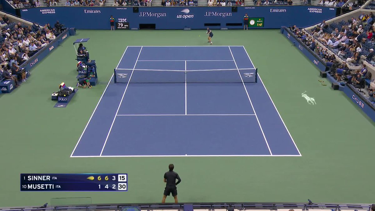 All-black fit and a one-handed backhand winner. This sure looks familiar from Lorenzo Musetti.