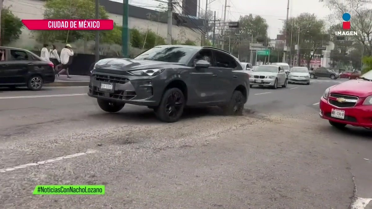 Los #baches son el problema de todos los días de miles de automovilistas en la #CDMX, por eso las vulcanizadoras están llenas. ¿Ustedes en cuántos hoyos han caído esta semana? Nos vemos a las 10:29 pm, #ComoNadieEnLaNoche por Imagen Televisión.
