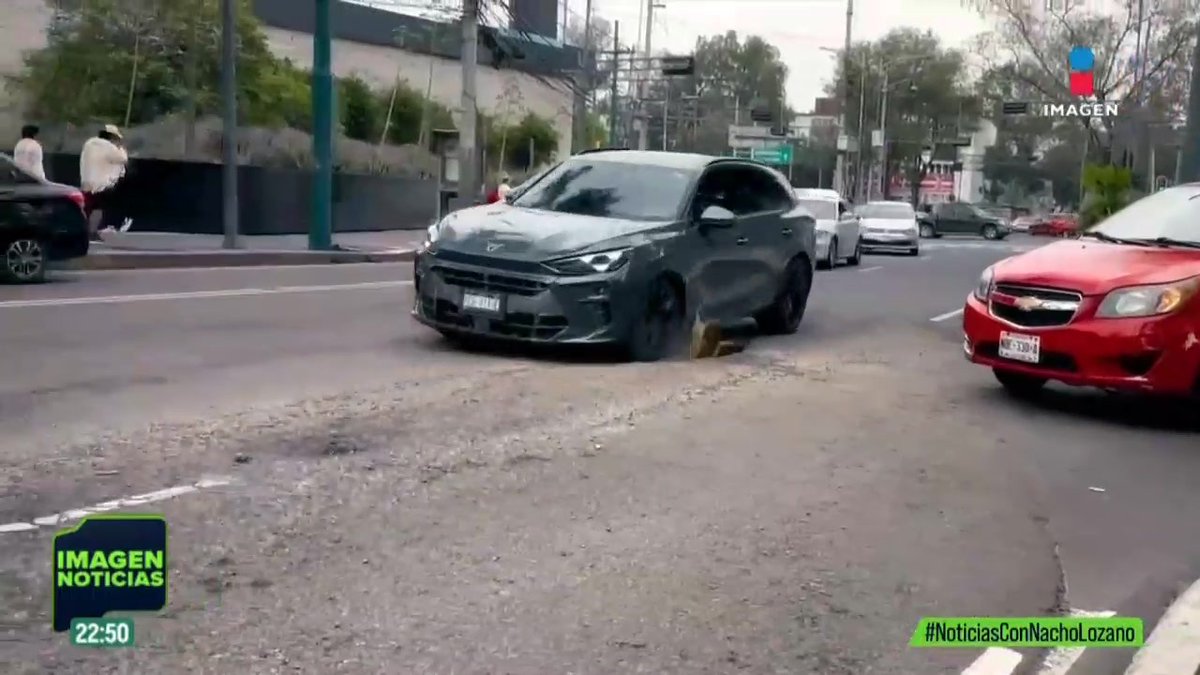 ¡Los malditos #baches! Este es el problema al que se enfrentan diario de miles de automovilistas en la #CDMX y que aumenta con las lluvias. Con tantos hoyos en las calles, las #vulcanizadoras están llenas. Recorrimos algunos negocios y esto nos contaron:
