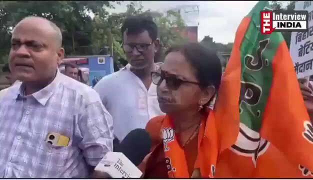 सोनिया गांधी को 'बार-बाला' कहो तो कोई बात नहीं, लेकिन मोदी जी की माँ पर बोलो तो बिहार बंद! मोदी जी ने खुद अपनी फज़ीहत कराने के लिए इन गुंडों को खुला छोड़ दिया है। जो सहानुभूति जुटानी थी, वो अब उलटी पड़ रही है - बिहार बंद से ‘मोदी’ जी ही एक्सपोज़ हो गएँ।