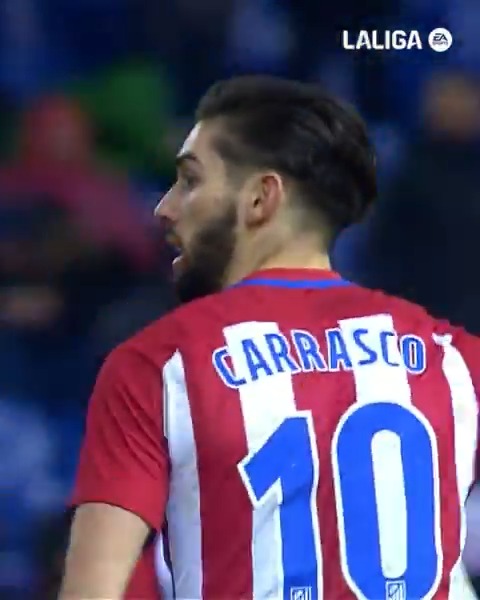 😈💫 Sus 𝐃𝐈𝐀𝐁𝐋𝐔𝐑𝐀𝐒 por la banda enamoraron a la afición del Atlético de Madrid. 🎂 ¡Feliz 3⃣2⃣ cumpleaños, Yannick Carrasco! 🎂 #LALIGAEASPORTS | #LALIGAHistory