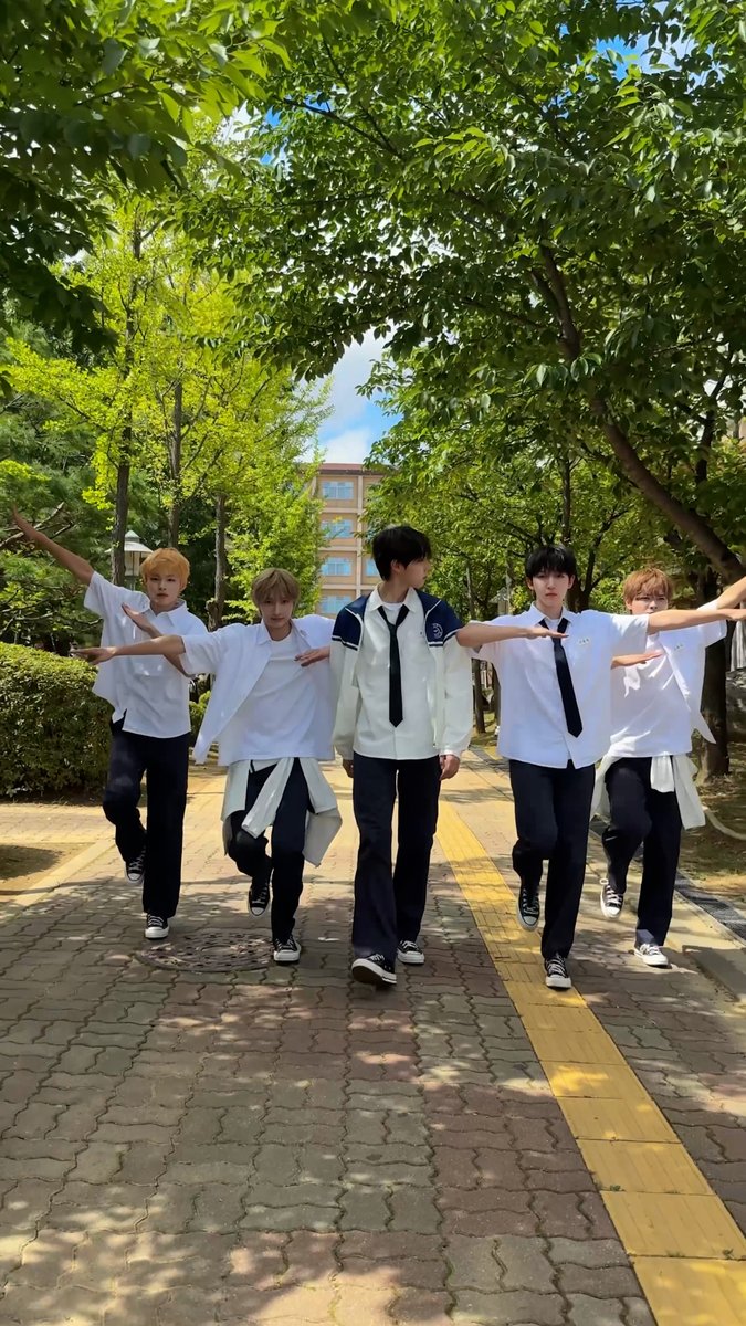 친구 기살려주기💪 KickFlip The 3rd Mini Album "My First Flip" 2025. 9. 22. 6PM(KST) Release! #아마루 #동화 #주왕 #케이주 #동현 #Amaru #Donghwa #Juwang #Keiju #Donghyeon #KickFlip #킥플립 #My_First_Flip #반창고 #Band_Aid