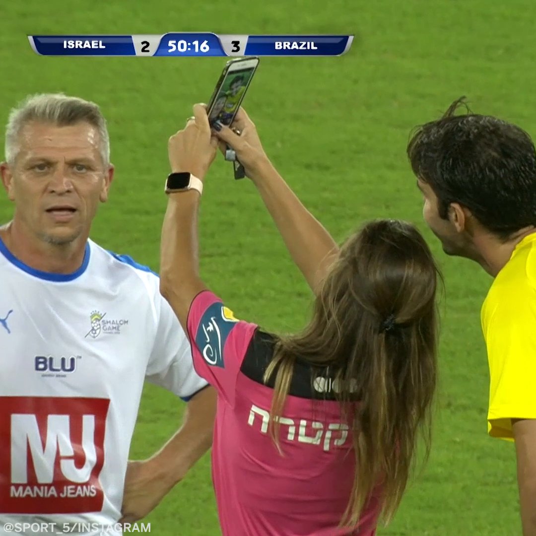 A referee showed Kaka a yellow card just so she can take a selfie with him😆