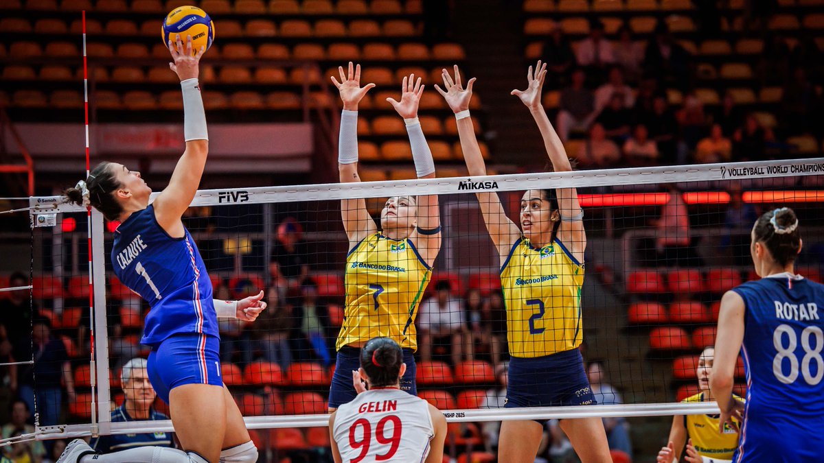 What. A. Battle. 🔥 France 🇫🇷 and Brazil 🇧🇷 went the distance in the longest set of the World Championship — 38 minutes of pure chaos, ending 33–31 🤯. Every rally felt like a final, and neither side gave an inch 💪. 🏐 #Volleyball #WWCH #Thailand2025 #ElectrifyingThailand