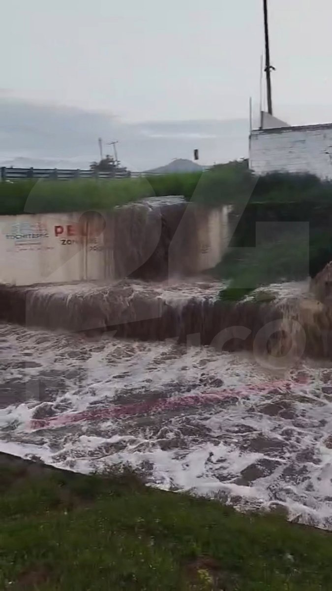 ASÍ LA INUNDACIÓN EN XOCHITEPEC Las fuertes lluvias de la madrugada han provocado estragos en el municipio de Xochitepec. Así se encuentra el puente de República de Cuba y también en la autopista con dirección a Cuernavaca. Maneje con precaución ⛔️.
