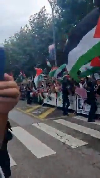 Pues Cantabria también está llena de etarras. Así han recibido al equipo israelí en Laredo.