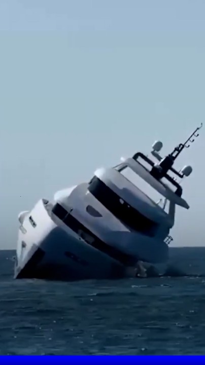 🛥️ À peine sorti d'usine, ce yacht de 25 mètres coule 15 minutes après sa première mise à l'eau