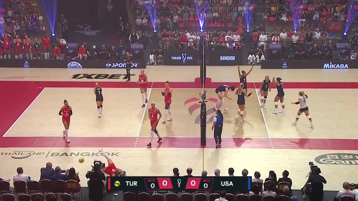 #Thailand2025: 🇺🇸 USA vs Türkiye 🇹🇷 The last quarterfinal match is ON! 🔥 Who’s taking the final ticket to the semis? 👀 📺 Watch it LIVE on VBTV: 🏐 #WWCH #Volleyball #ElectrifyingThailand