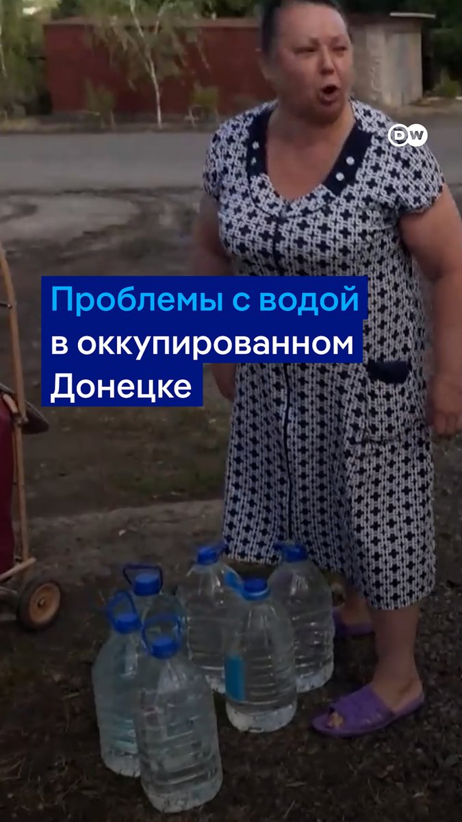 Водный кризис в Донецке: жители оккупированного РФ города продолжают страдать от нехватки воды. В жилых домах ее включают на несколько часов. Жители пополняют запасы в цистернах, которые привозят из других регионов