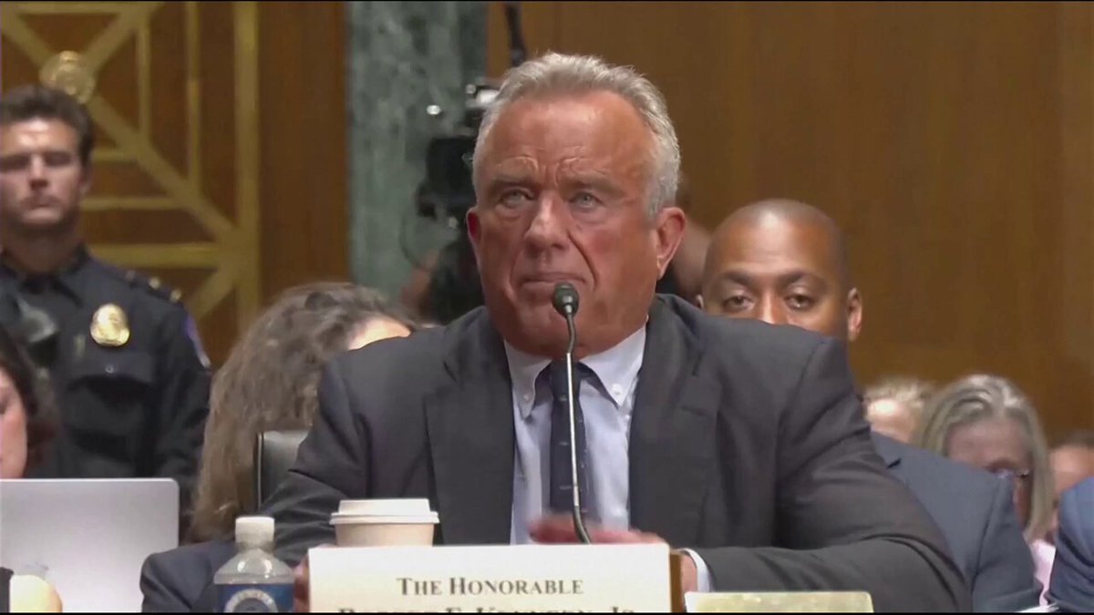 LMAO -- an aide seemingly tells RFK Jr to mute his mic and stop breathing like a total freak