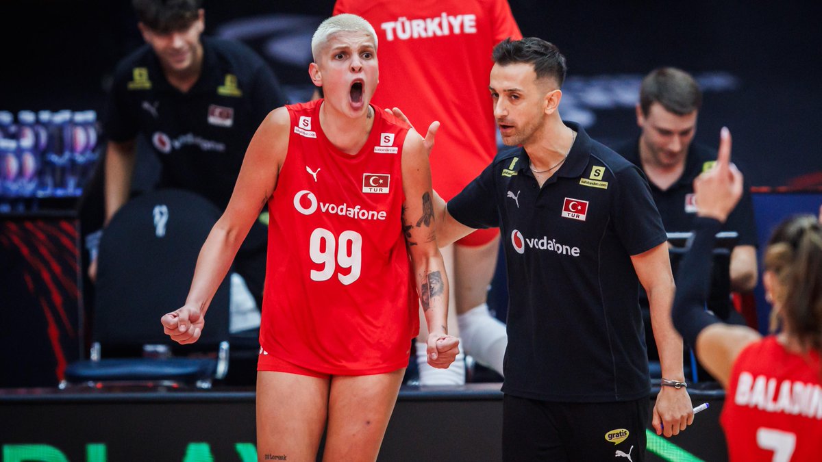 #Thailand2025: 🇹🇷 Türkiye 3-1 USA 🇺🇸 History made! ✨ The #FileninSultanları reach the #WWCH semifinals for the first time ever. 🔥 Led by Ebrar Karakurt (23 pts) and Melissa Vargas (21), Türkiye delivered a powerful performance to book their spot in the final four. 👑 🗒 Check the schedule at 📺 Watch the replay on VBTV: 🛍️ Grab your World Champs Merch now: 🏐 #Volleyball #ElectrifyingThailand