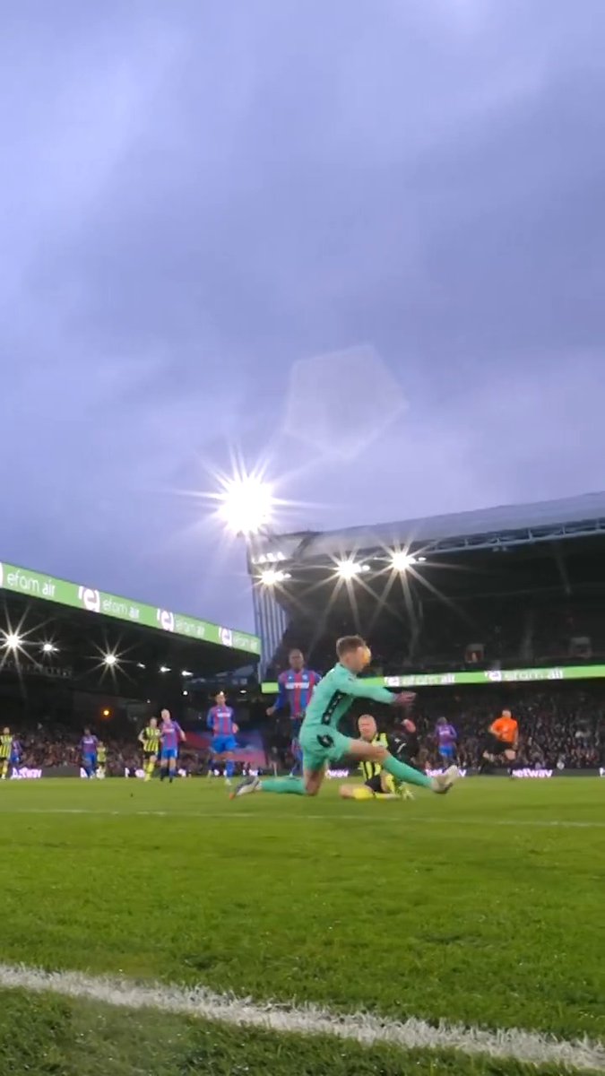 Dean Henderson has an incredible skill: Saving shots with his face. 😅