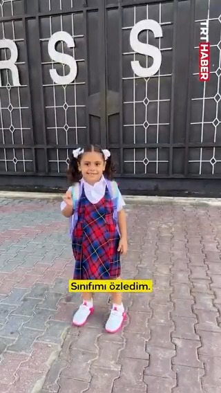 Gazzeli bir kız çocuğu önünde defter, kalem ve çantasıyla dünyaya seslendi: 📌"Bu kaybettiğim 3. okul dönemi. Kaç tane daha kaybedeceğim?" 📌"Dünyanın bizim de çocuk olduğumuzu hatırlamasını istedim. Biz de öğrenmeyi, oyun oynamayı, hayal kurmayı hak ediyoruz..."