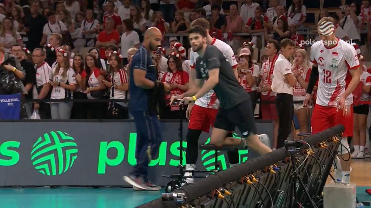 DRUŻYNA❣️ Kontuzjowany Aleksander Śliwka obecny na meczu Polska - Brazylia 🥹 #polskasiatkówka