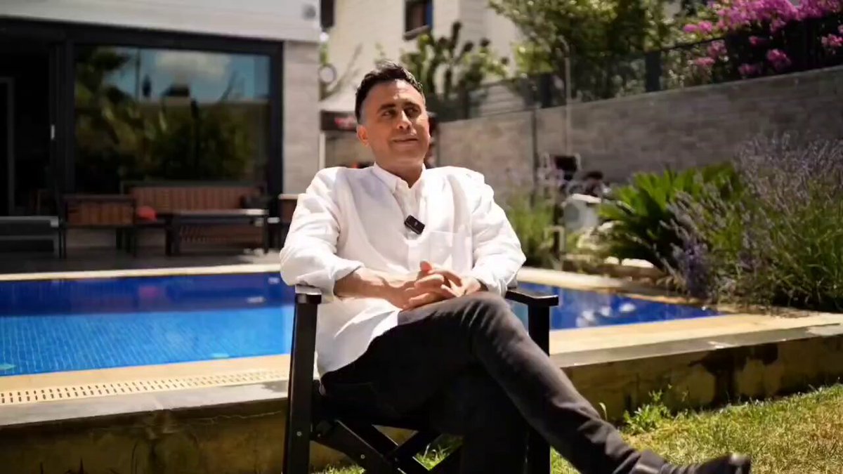 🎙️مخرج مسلسل الغرفة المزدوجة يوسف بيرحاسان: دفريم اوزكان كانت تعاني طيلة التصوير بسبب معاناتها مع حصى الكلى واضطرت للخضوع لعملية لإزالتها، عادت إلى موقع التصوير بعد يومين فقط من العملية رغم أن الأجازة الممنوحه لها 7 أيام وأكملت جميع مشاهدها.