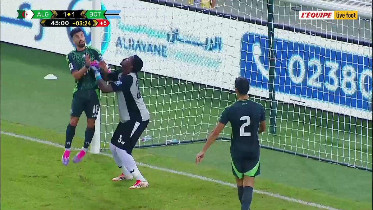 Ça chauffe sur la pelouse entre l’Algérie et le Botswana. Aux tensions s’ajoutent des jets de bouteilles… Une fin de première période confuse #lequipeFOOT Suivez le match en direct ➡️