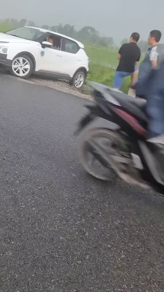Xe điện mà vào D+, nhiều xe điện VF3 còn độ thêm ống bô nữa, trông rất hoành tráng 🤣