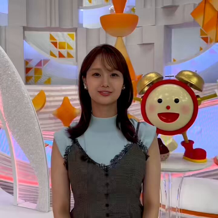 きょう1日を笑顔で過ごすための エクササイズ「#スマイル・チャージ！」😊 ポイントは【上・下】 ➀腕を前に伸ばし手のひらを半回転 ➁ ①をしながら口の中の空気を上・下 これを繰り返すと口元などがほぐれて いい笑顔が作れるようになりますよ 監修：表情筋トレーナー 石川時子 #井上清華