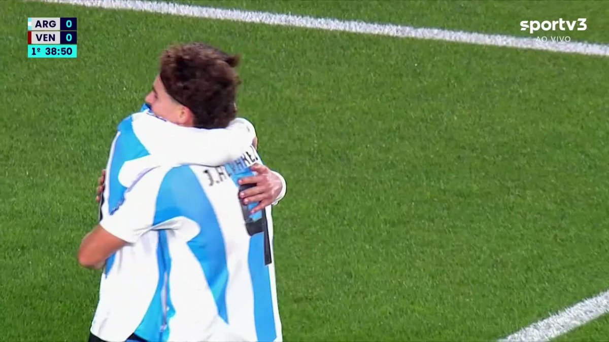 TINHA QUE SER DELE!!! A FESTA ESTAVA PREPARADA PARA LIONEL MESSI BALANÇAR AS REDES! Julian Álvarez toca para o camisa 10, que dá um toque sutil por cobertura e engana o goleiro Romo!