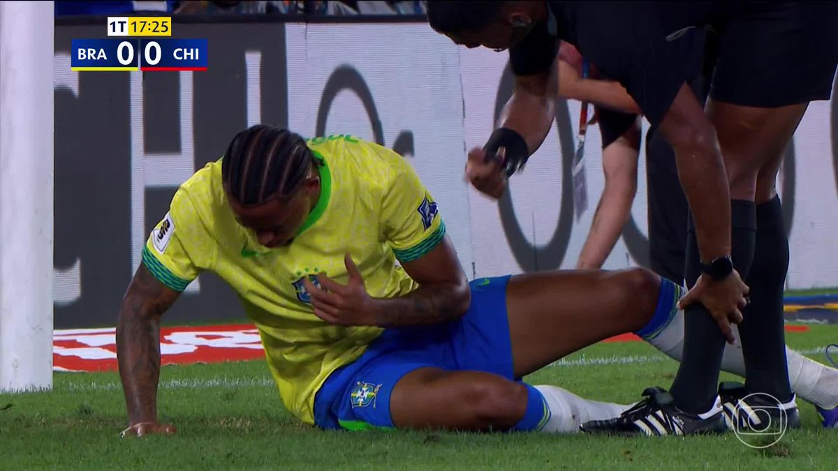 João Pedro levou uma pancada no estômago e vomitou em campo. 🎥 TV Globo 📺 | ge