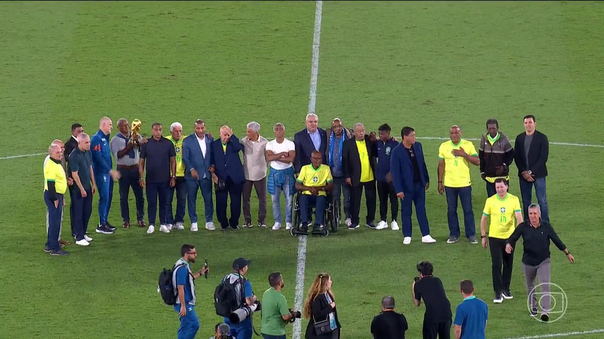 Homenagem da CBF no Maracanã para os campeões mundiais pela Seleção Brasileira. 🎥 TV Globo 📺 | ge
