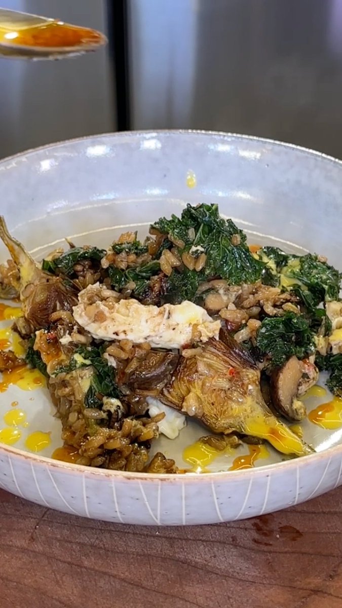 .Bobby Flay's Kale and Wild Mushroom Paella was famous at his restaurant, Gato, for a reason 👏👏 Watch Bobby on new episodes of #BobbysTripleThreat > Tuesdays at 8|7c. Get the recipe: