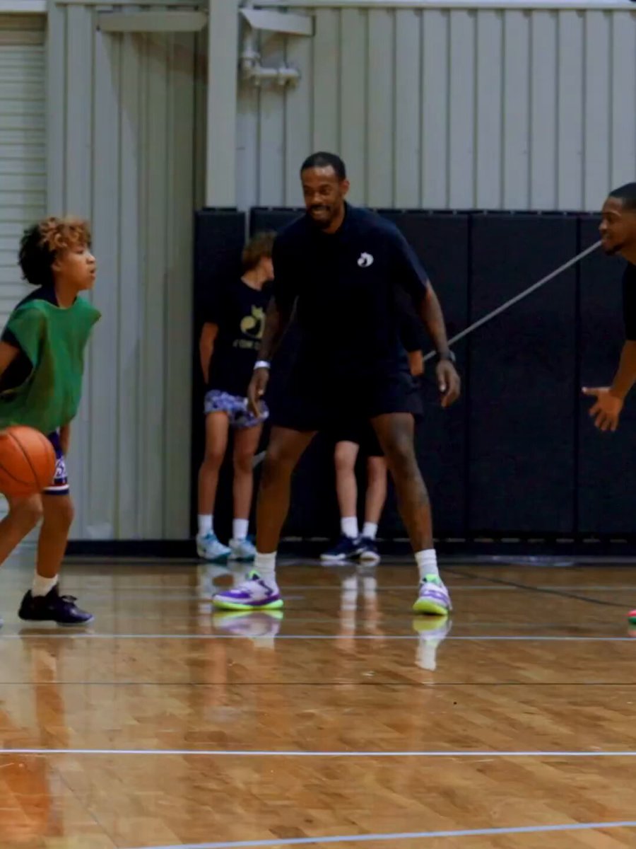De'Aaron Fox with the CRAZY windmill at his camp: “Tell them boys I still got bounce.” 🗣️🔥 (via JeffGSpursZone)