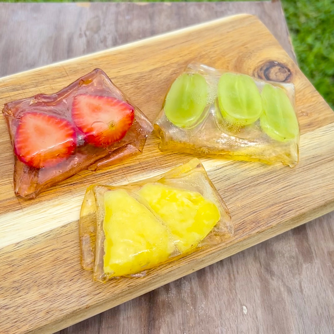 【まるで推し活クリアポーチみたい！？】こんにゃくゼリーを溶かしてフルーツ包んでみた / Fruit Jelly Wraps😍🍓